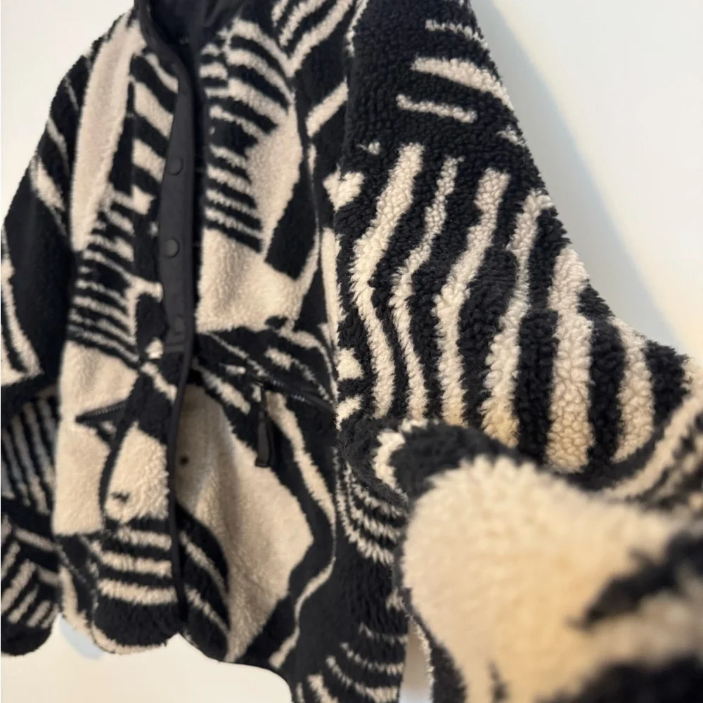 Black and White Geometric Women's Jacket - Picture 2 of 3